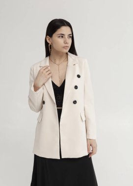 Aydınlık ofis kıyafetleri içinde güzel esmer