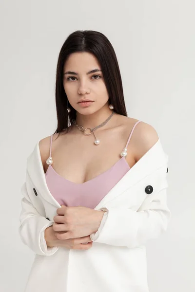 Retrato Una Hermosa Morena Una Chaqueta Blanca Con Pendientes — Foto de Stock