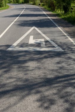 Caddedeki yol işaretleri