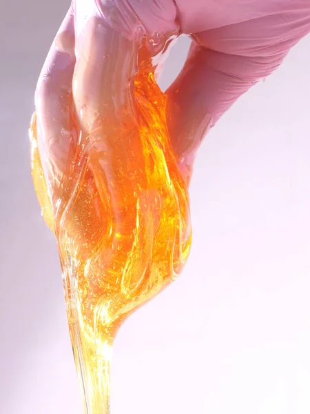 Işıkta tüy dökmek için şeker yapıştırıcısı