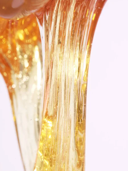 Altın şeker macunu ışıkta parlıyor