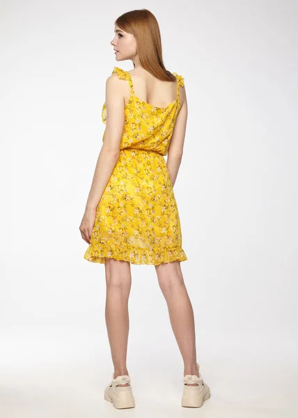 Schöne Mädchen Einem Gelben Sommerkleid Auf Weißem Hintergrund Steht Mit — Stockfoto