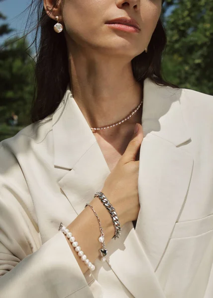 Mooie Parel Armbanden Het Meisje — Stockfoto