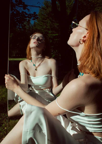 Portrét Zrcadle Krásné Zrzavé Dívky — Stock fotografie