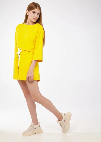 Krásná Dívka Žluté Letní Kombinézy Bílém Pozadí — Stock fotografie