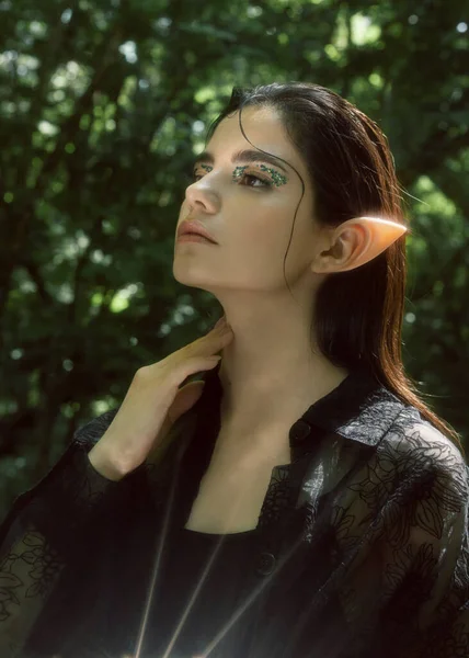 Ormanda güzel makyajlı güzel bir elf kızı portresi.