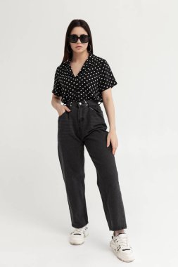 Yazlık siyah elbiseli güzel kız.