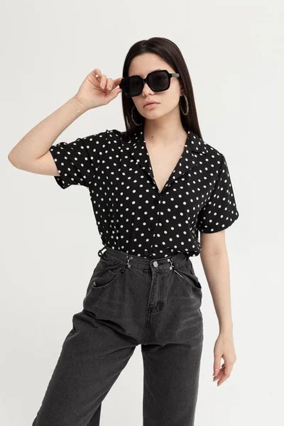 Güneş gözlüklü, gülümseyen güzel kız