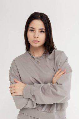 Spor giyimli düşünceli bir kızın portresi.