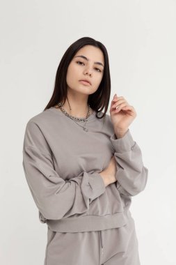 Spor giyimli düşünceli bir kızın portresi.