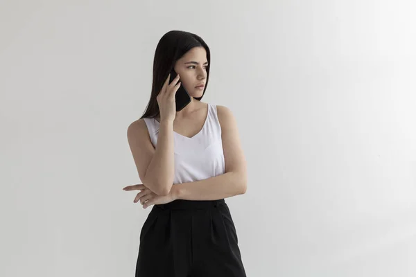 Krásná Dívka Mluví Telefonu Zamyšleně — Stock fotografie