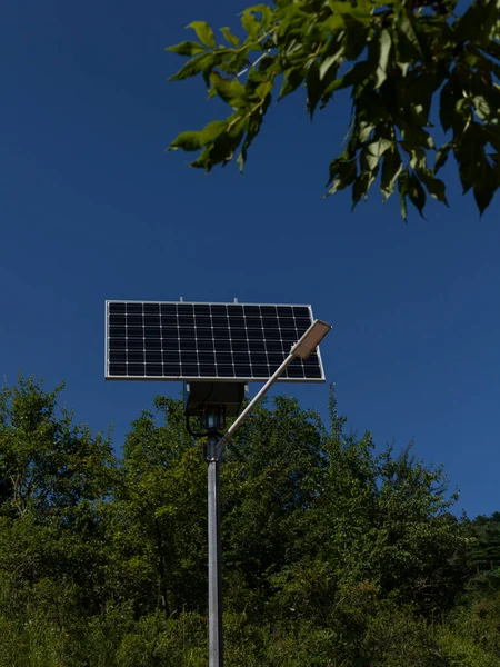 Solpaneler För Gatubelysning Parken — Stockfoto