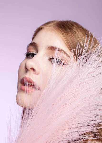Girl Beautiful Makeup Touches Her Cheeks Pink Feathers — Stock Photo, Image