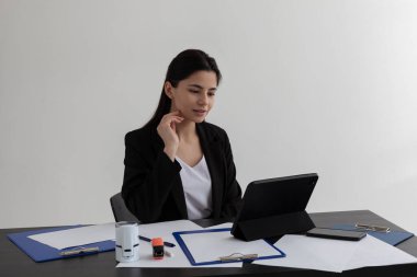 Kız, karantina sırasında ofisteki Skype 'ta konuşuyor.