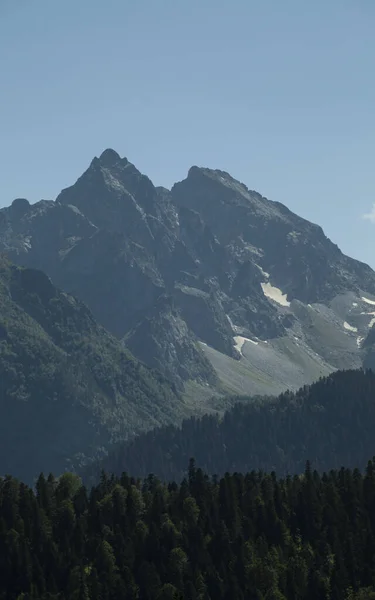 夏の日に雪の峰がある美しい高い山 — ストック写真