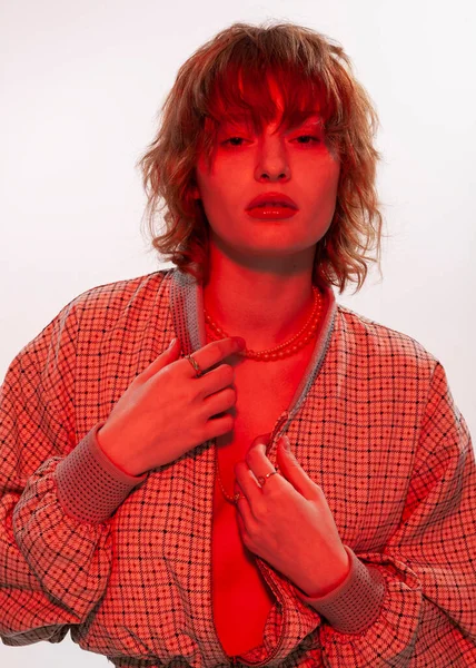 Kırmızı ışıklandırmalı şık saç stili olan güzel bir kız.