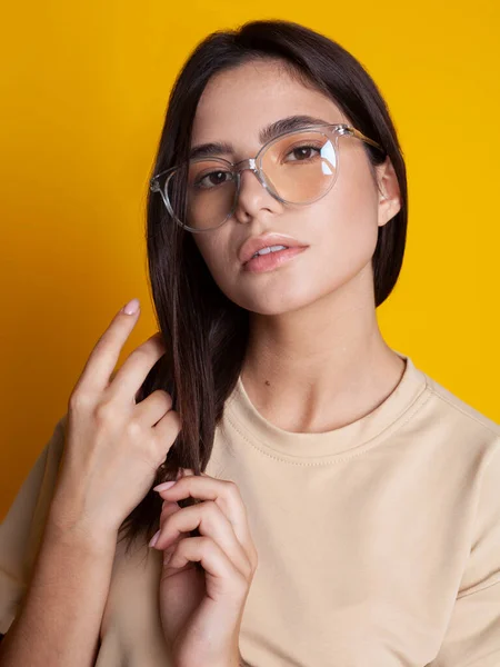 Portrait Une Belle Brune Avec Des Lunettes Sur Fond Jaune — Photo