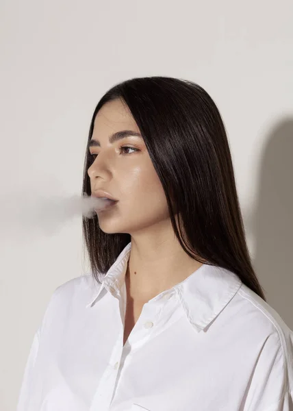 Portrait Beautiful Brunette Who Smokes — Stock Photo, Image