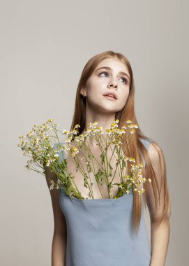 Bir buket çiçekli yaz elbisesi içinde güzel bir kız.