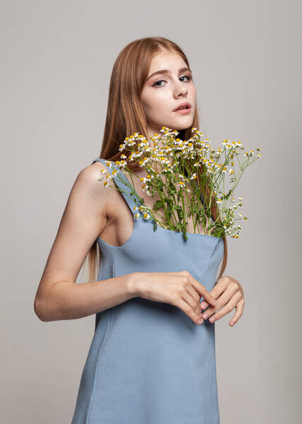 красивая девушка в летнем платье с букетом цветов