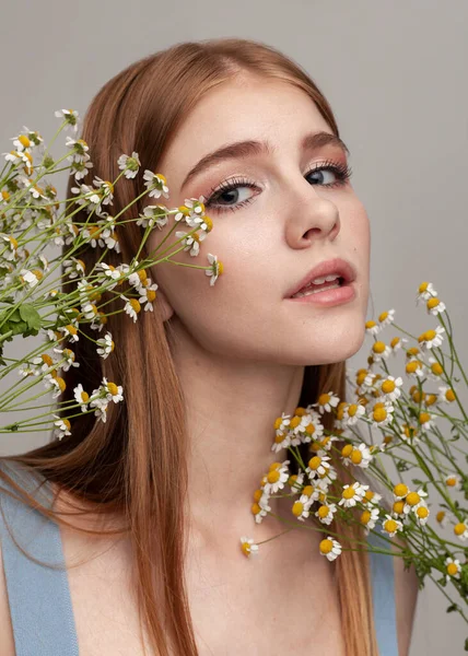 花の中に美しい化粧をした美しい少女の肖像画 — ストック写真