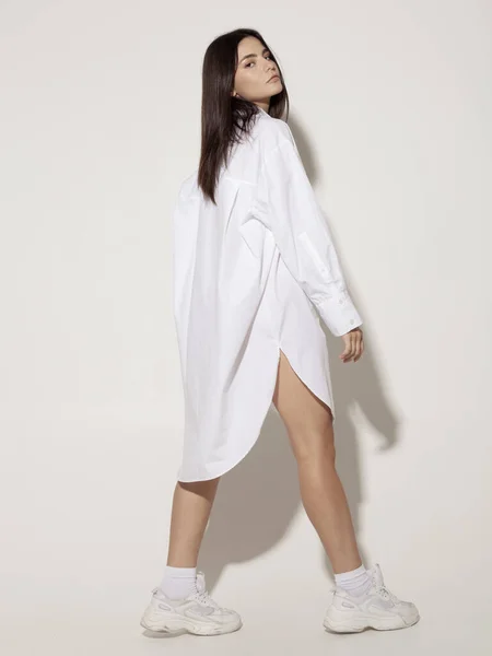 Sonbahar beyaz elbisesi içinde güzel bir esmer