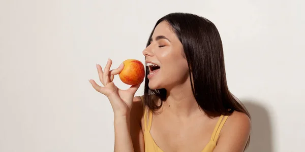 Menina Bonita Com Maquiagem Bonita Segurando Pêssegos Suas Mãos — Fotografia de Stock