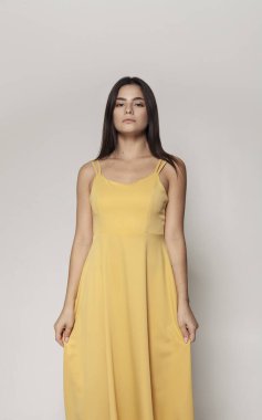 Parlak yaz elbisesi içinde güzel bir esmer