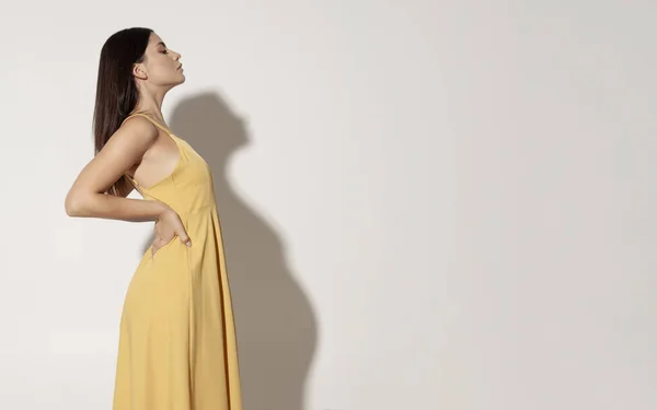 Genç kız hamileliği düşünüyor.