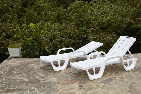 Chaises Longues Blanches Bord Piscine — Photo
