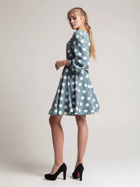 Schöne Blondine Einem Blauen Kleid Mit Tupfen Mit Langen Ärmeln — Stockfoto
