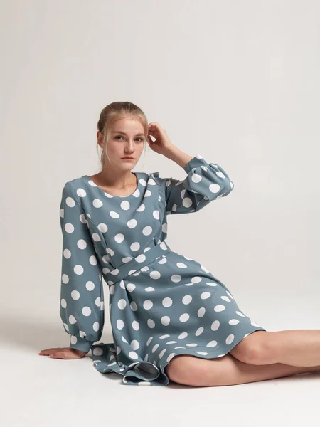 Krásná Blondýna Dlouhých Modrých Šatech Puntíky Polka Sedí Podlaze — Stock fotografie