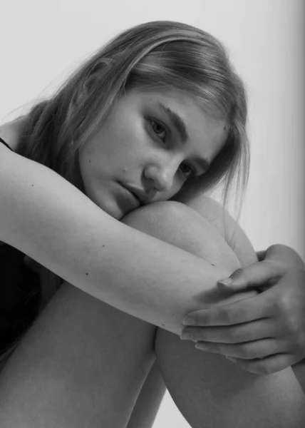 Üzgün bir kızın monokrom portresi