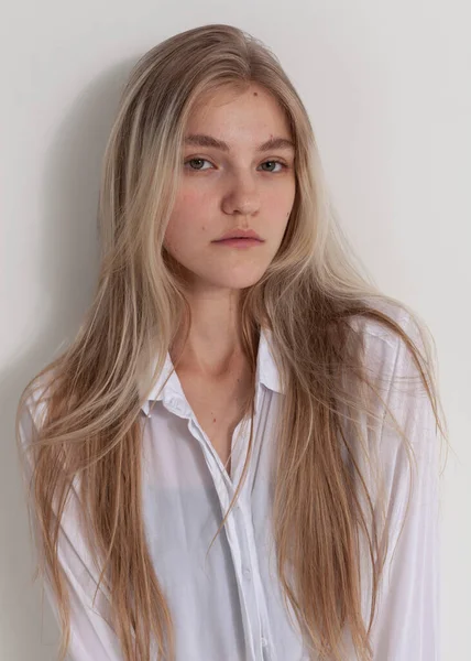 Retrato Uma Bela Loira Com Cabelos Longos Uma Camisa Branca — Fotografia de Stock