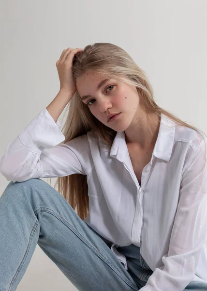 Retrato Uma Bela Loira Com Cabelos Longos Uma Camisa Branca — Fotografia de Stock