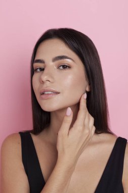 Pembe arka planda güzel makyajlı esmerin yakın portresi