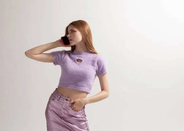 Дівчина Одягнена Стилі 2000 Років Говорить Модному Смартфоні — стокове фото