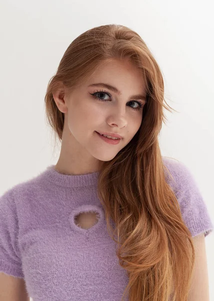 Retrato Uma Menina Cabelos Vermelhos Com Cabelos Longos Top Tanque — Fotografia de Stock