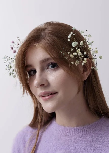 Retrato Una Hermosa Pelirroja Con Flores —  Fotos de Stock