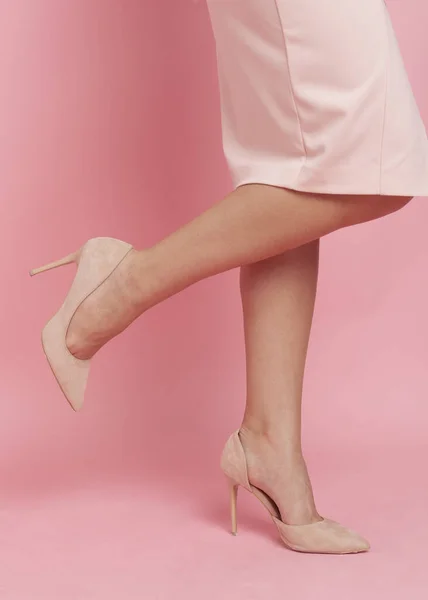 Dziewczęce Nogi Klasycznych Beżowych Butach Różowym Tle — Zdjęcie stockowe