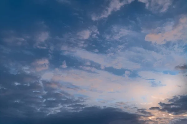 Βραδινός Ουρανός Στα Γραφικά Σύννεφα Φωτισμένος Από Τις Ακτίνες Του — Φωτογραφία Αρχείου