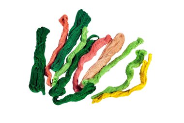 Nakış işlemek için çok renkli iplikler beyaz arka planda yakın plan üzerinde izole et.