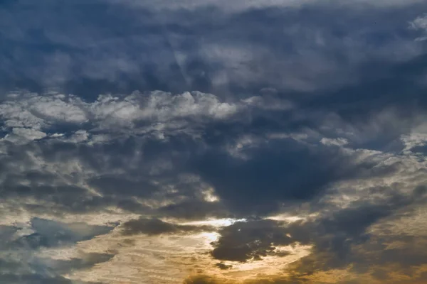 Cielo Nocturno Las Pintorescas Nubes Iluminado Por Los Rayos Del — Foto de Stock