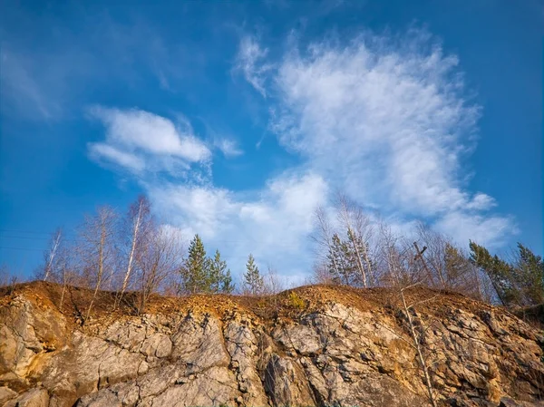 Kalkstenen Kliffen Tegen Een Achtergrond Van Blauwe Zomerhemel Witte Wolken — Stockfoto