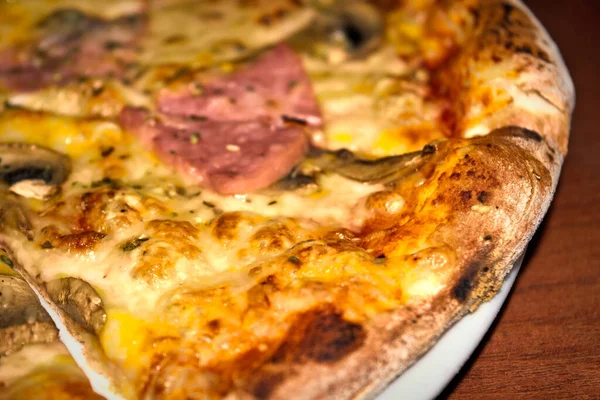 Verse Smakelijke Pizza Met Heerlijke Ingrediënten Close Lekkere Pizza Schaal — Stockfoto
