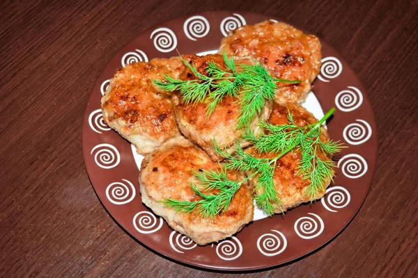 Frische Hausgemachte Hähnchenschnitzel Auf Einem Teller Auf Dem Hintergrund Eines — Stockfoto