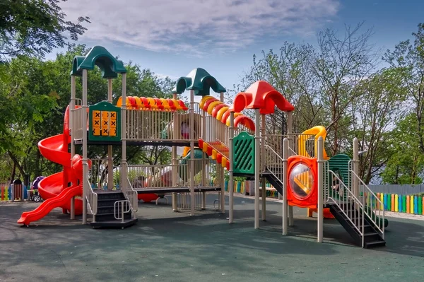 Gyerekjátszótér Városban Public Park Játszótér Szabadtéri Játszófelszereléssel — Stock Fotó