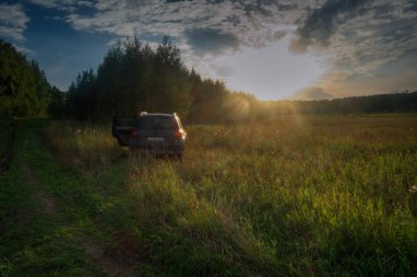Sonbaharın başlarında dağlarda akşam manzarası gün batımı. Akşamları kırsal arazide gün batımında.