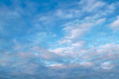 Mavi gökyüzünde beyaz kabarık bulutlar. Beyaz kümülüs bulutlarıyla mavi yaz gökyüzü.