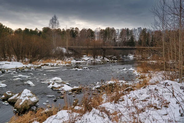 Nehirde akşam yemeği. Güzel kış manzarası. Kışın bir nehrin manzarası.